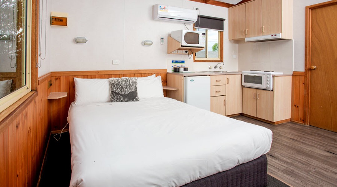 BIG4 Melbourne Accommodation One Bedroom Cabin 4 berth 900px 02