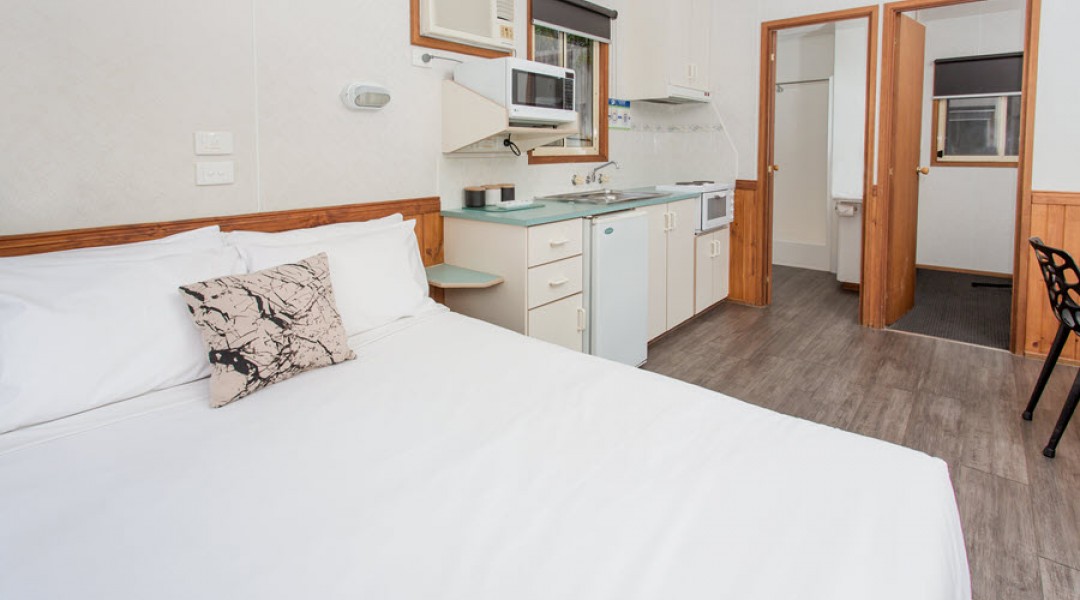 BIG4 Melbourne Accommodation One Bedroom Deluxe Cabin 5 berth 900px 01