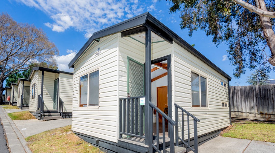 BIG4 Melbourne Accommodation One Bedroom Deluxe Cabin 5 berth 900px 00