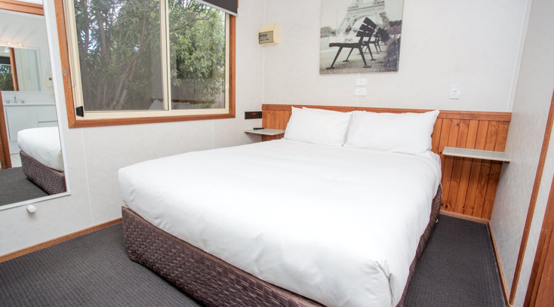 BIG4 Melbourne Accommodation One Bedroom Spa Cottage 2 berth 900px 12