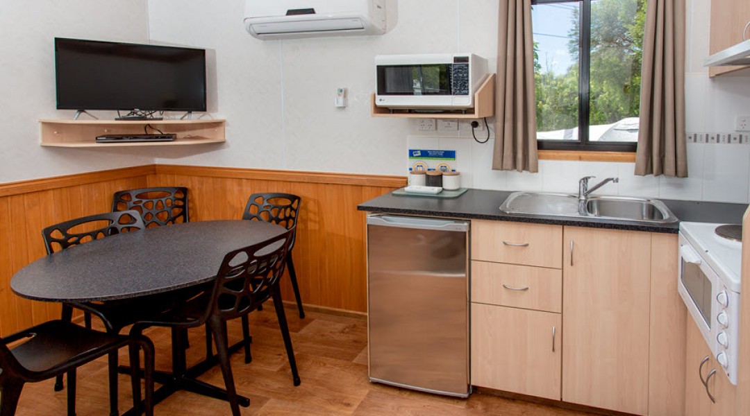 BIG4 Melbourne Accommodation One Bedroom Superior Cabin 5 berth 900px 04