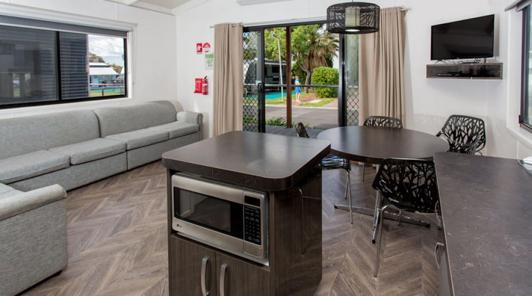 BIG4 Melbourne Accommodation Two Bedroom Deluxe Villa 6 berth 900px 03